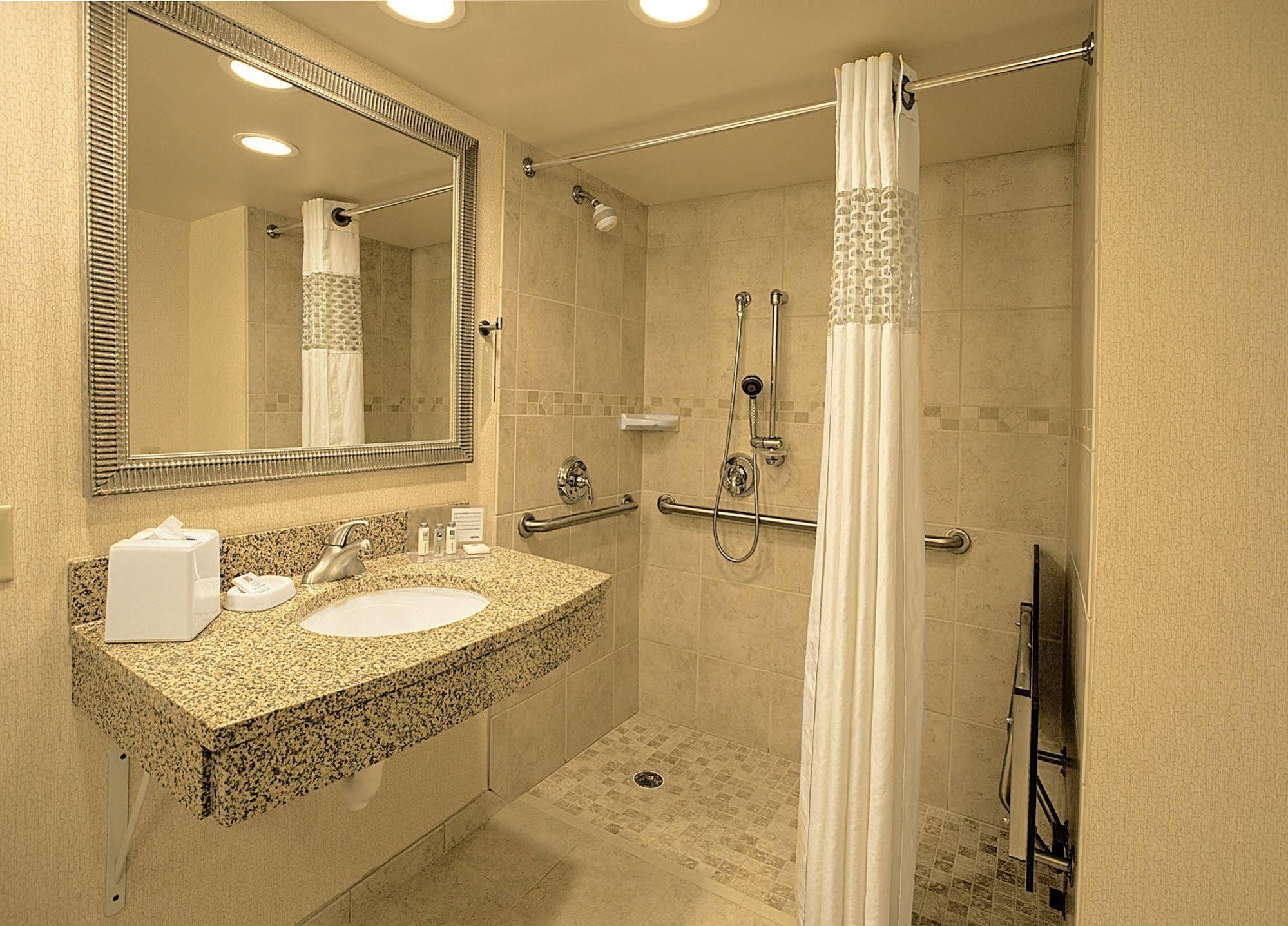 Hampton Inn Asheville - Biltmore Area الغرفة الصورة